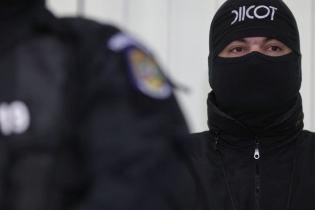DIICOT a dezmembrat in Romania o retea care a transportat sute de kilograme pentru traficantii albanezi