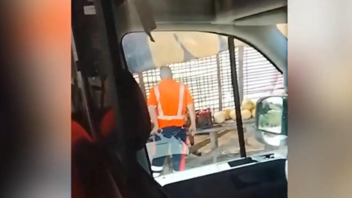 Imagini socante in Bacau Echipajul unei ambulante care transporta doi copii s a oprit pe marginea drumului