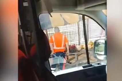 Imagini șocante în Bacău. Echipajul unei ambulanțe cu doi copii s-a oprit pe marginea șoselei…
