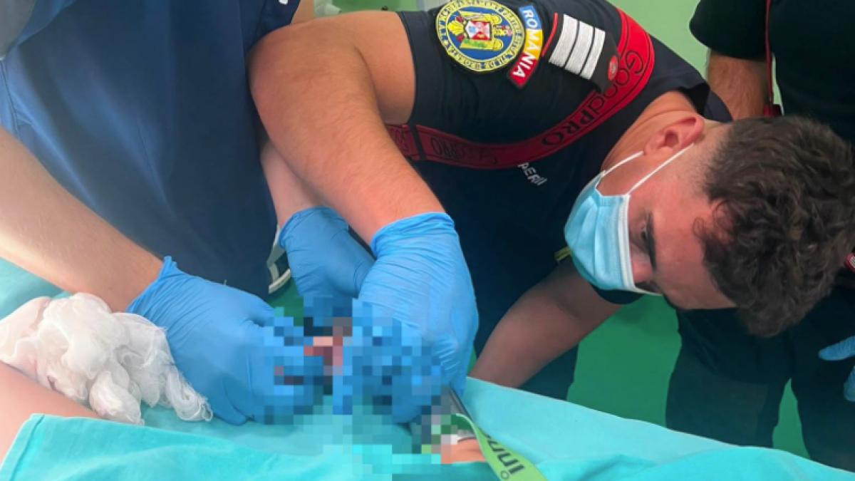 Un copil de 2 ani din Reghin s a prins cu mana in tocator Pompierii au intervenit in