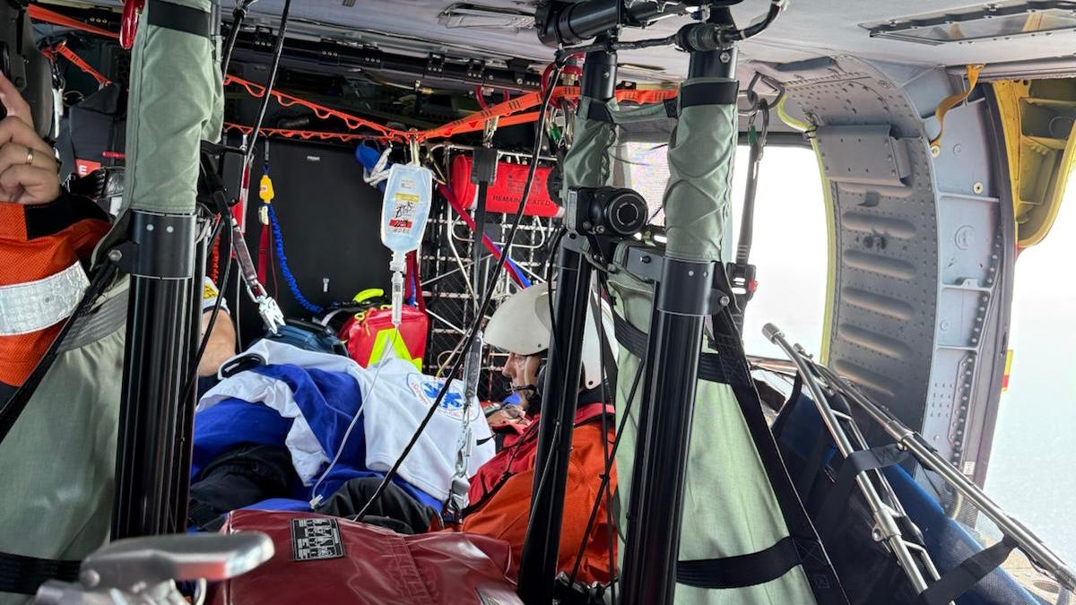 misiune de salvare in marea neagra la 90 de kilometri de coasta un elicopter black hawk a evacuat un ranit