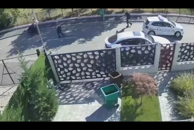 Bărbat cu cuțit amenință polițiștii în Capitală. Agenții au scos armele din...