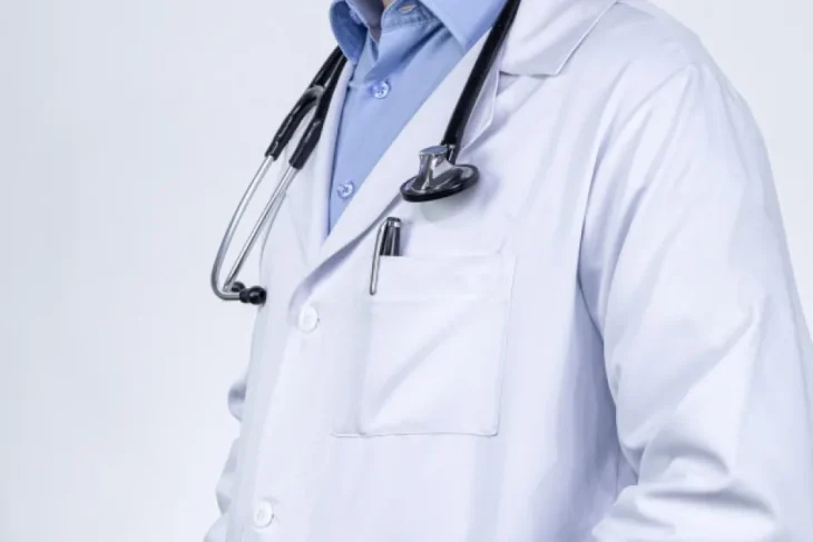 Bărbat de 28 de ani anchetat în Bragadiru pentru că ar fi profesat ca medic fără studii
