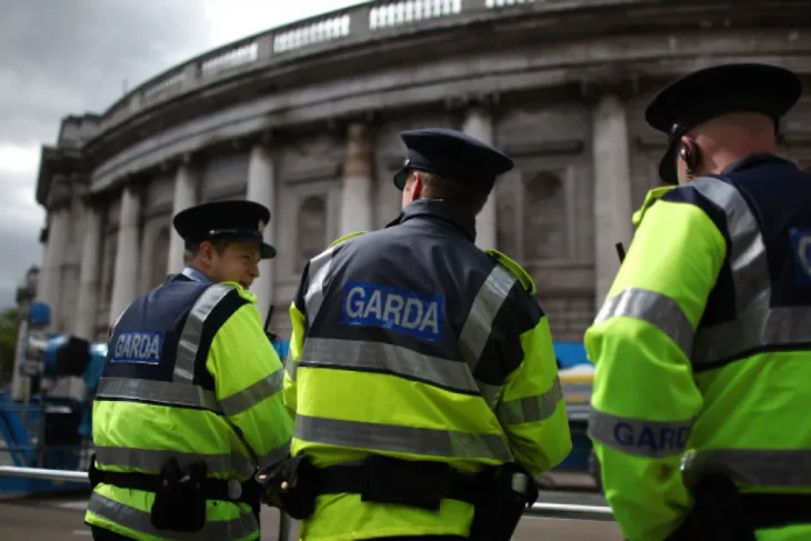 Irlanda a expulzat 24 de români condamnați pentru fapte grave. Interdicție de revenire