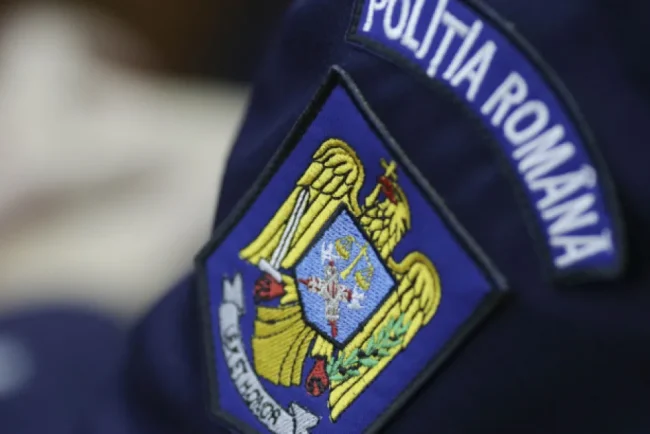Nouă polițiști au bătut, torturat și urinat pe doi tineri care le-au făcut o observație