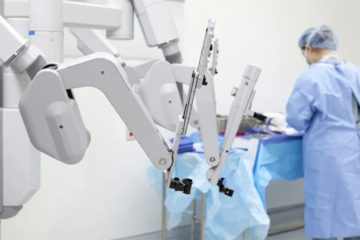 Pensionar din Gorj, operație cu robotul decontată integral în instanță